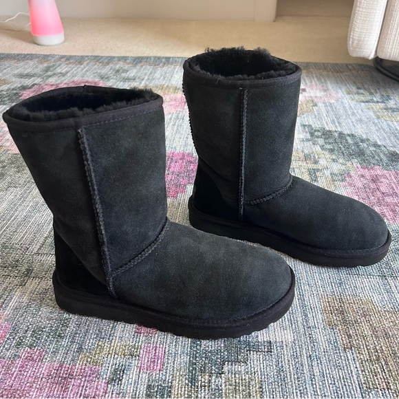 Very lightly worn Ugg ankle short boot black size 7 - Picture 1 of 4